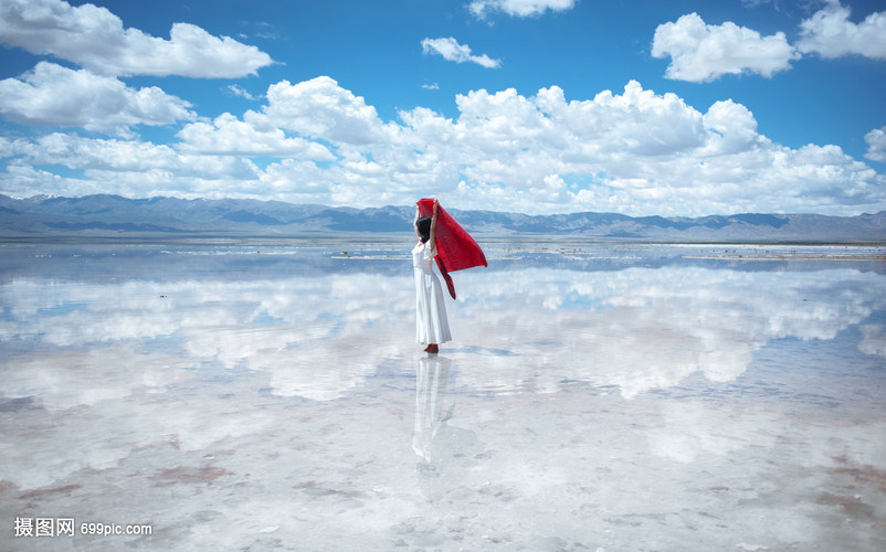 茶卡盐湖中的女孩——一场心灵与自然的对话