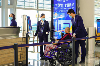 老人也能轻松“飞” 旅客票务代理为老年出行保驾护航